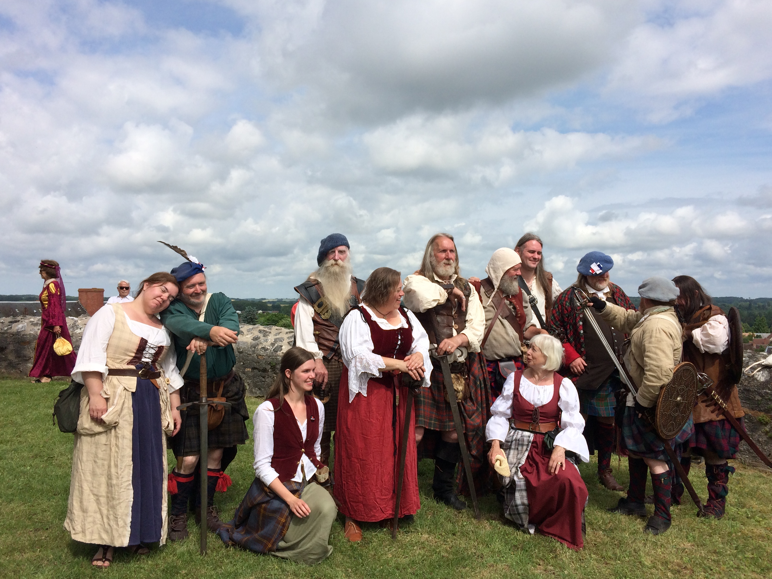 Highlanders à la Fête Médiévale Écossaise à Châtillon. Retrouver les animations et événements entre Berry Touraine.